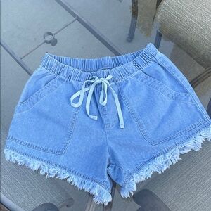 Casual Blue Denim Women's Shorts with Frayed Hem